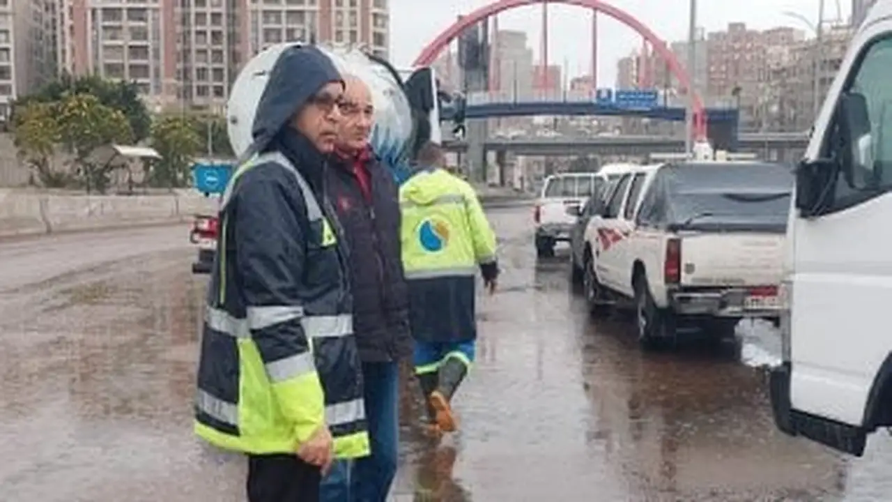 محافظ الإسكندرية يتابع ميدانياً تداعيات موجة أمطار غزيرة تضرب شوارع المدينة الساحلية